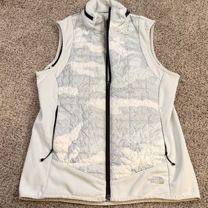 The north face puffer vest thermoball size small